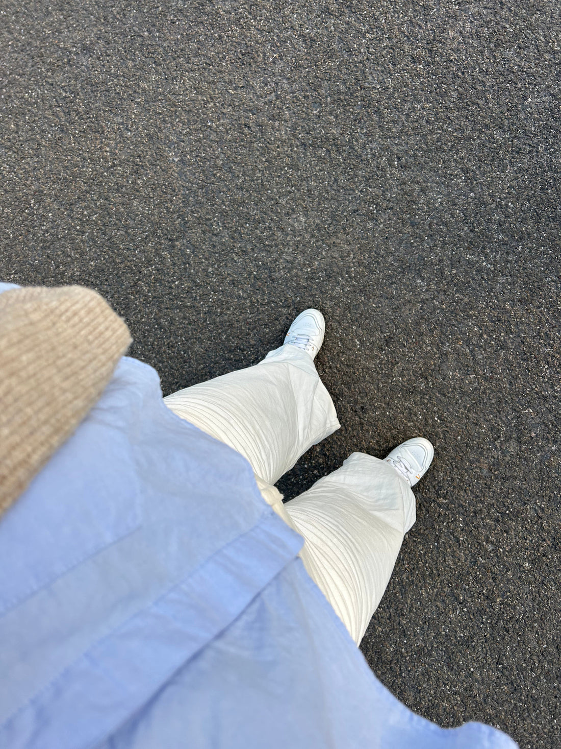 Minimalistischer Office-Look mit weißen Sneakern